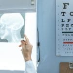 Lekarz ogląda zdjęcie RTG kręgosłupa w gabinecie