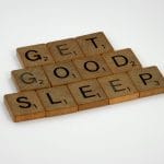 Drewniane klocki z napisem Get Good Sleep na białym tle