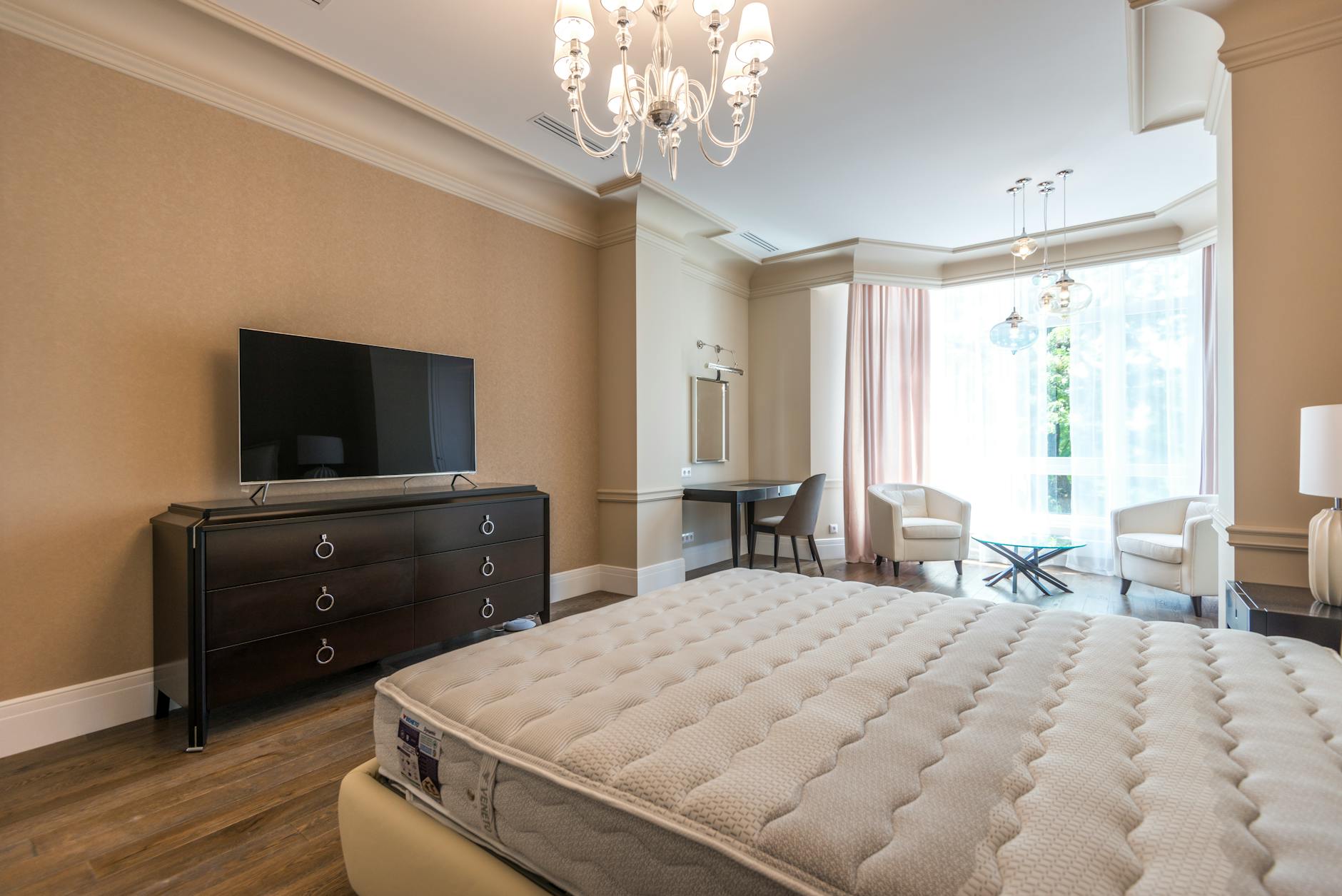 Nowoczesna sypialnia premium z dużym łóżkiem i minimalistycznym wystrojem