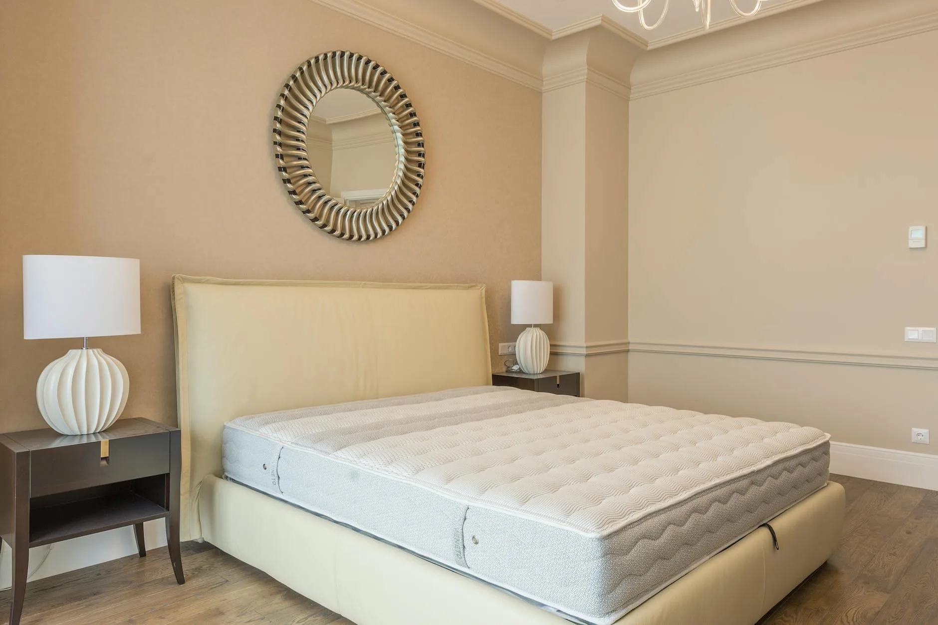 Nowoczesna sypialnia z dużym łóżkiem z lateksowym materacem dla alergika