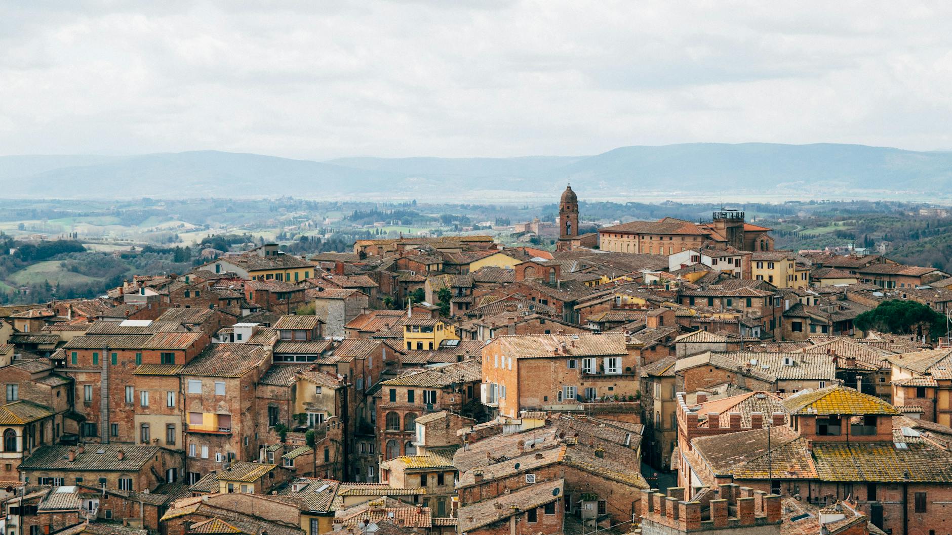 Panorama dachów miasteczka Asciano w Toskanii