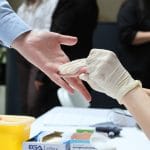 Jak przetestować materac lateksowy w sklepie, żeby nie żałować po tygodniu Lekarz w jednorazowych rękawiczkach przygotowuje się do badania