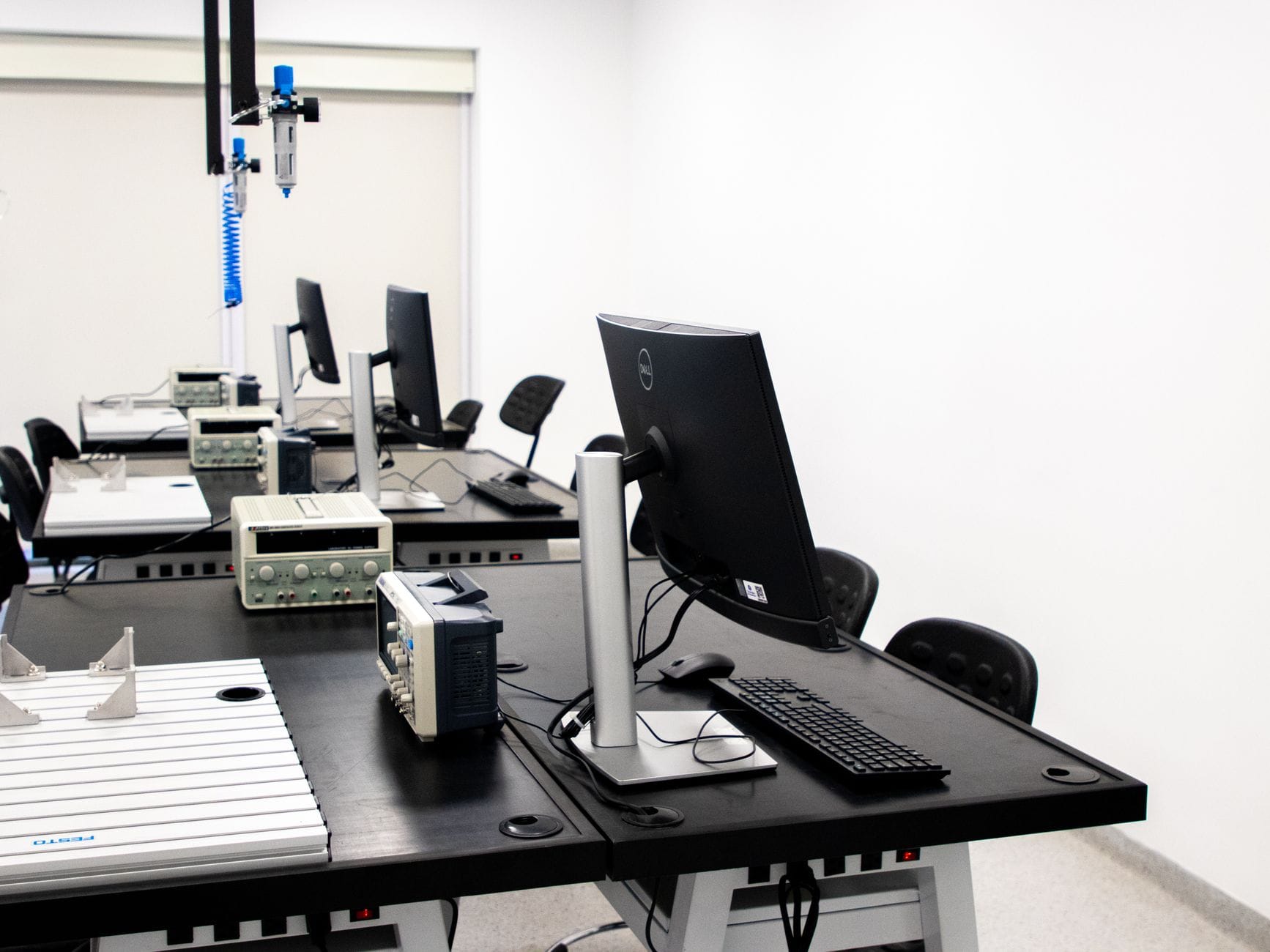 Nowoczesne laboratorium IT z komputerami i sprzętem elektronicznym