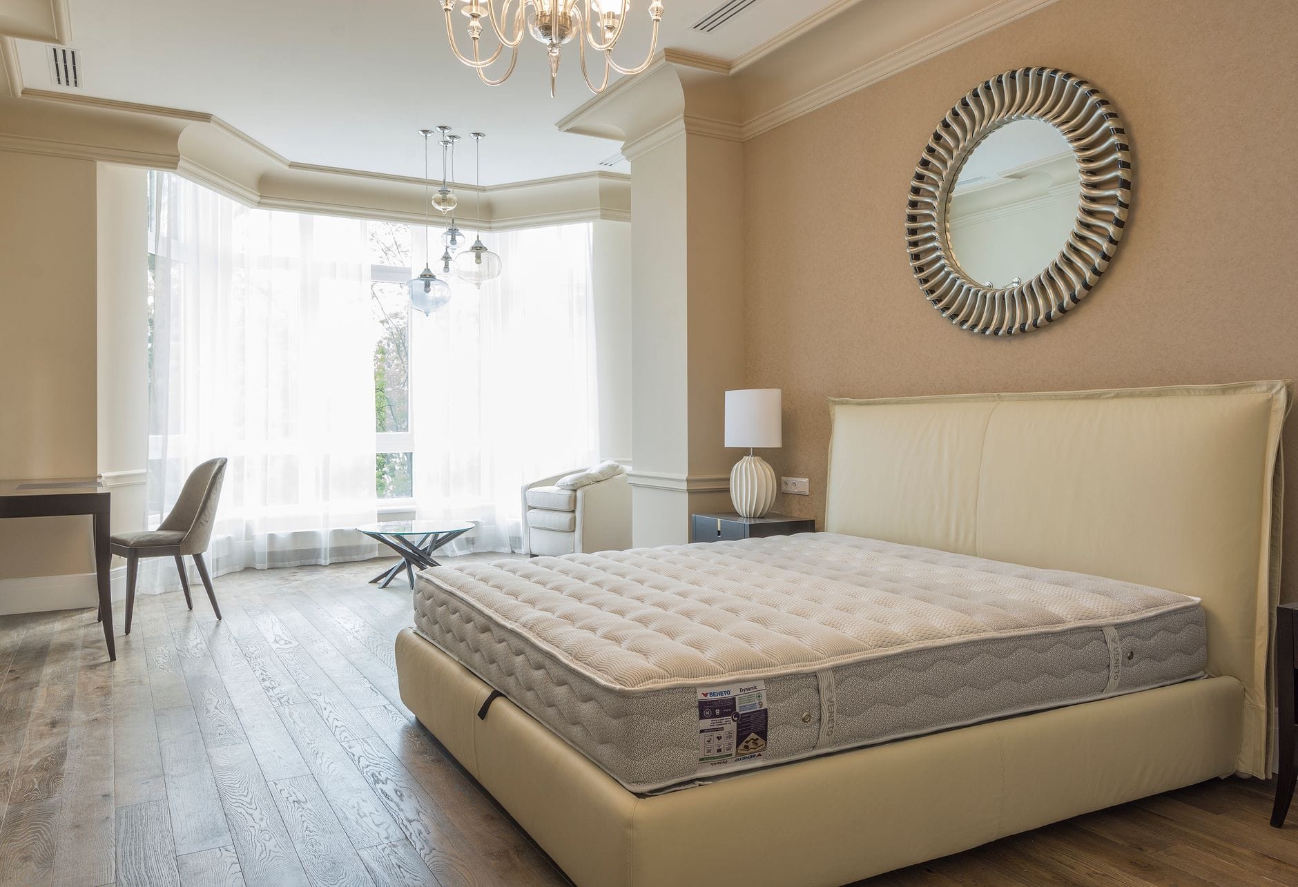 Nowoczesna, jasno urządzona sypialnia z łóżkiem i eleganckimi dodatkami